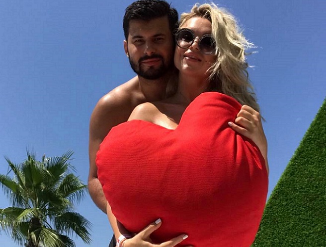 Vacanta de vis! Daniela Burlac si iubitul sau se relaxeaza pe o plaja din Turcia  - FOTO