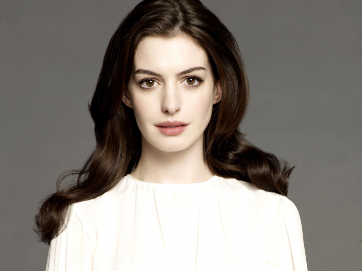 Anne Hathaway, victima a hackerilor! Actrita apare in mai multe poze nud - FOTO
