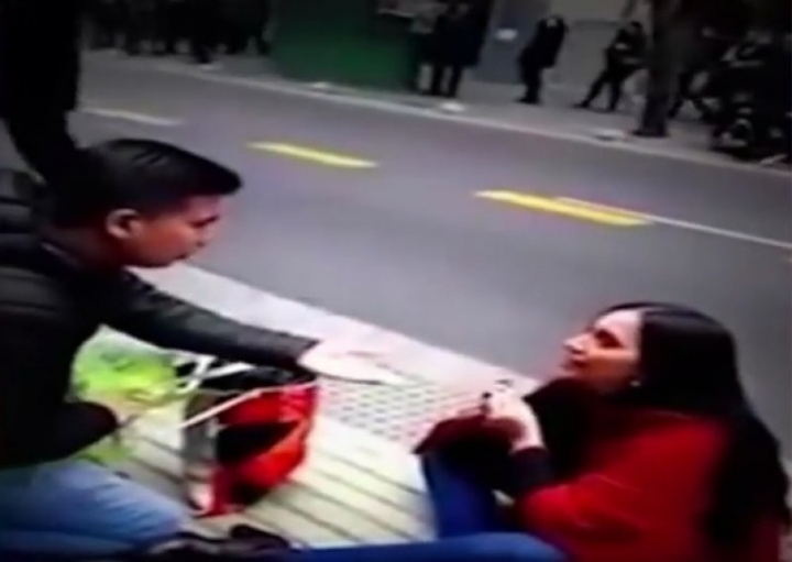 O tanara s-a pus in genunchi si si-a cerut iubitul in casatorie! Finalul este de-a dreptul surprinzator - VIDEO O tanara s-a pus in genunchi si si-a cerut iubitul in casatorie! Finalul este de-a dreptul surprinzator - VIDEO