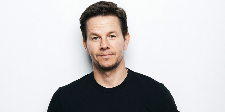 Sotia lui Mark Wahlberg, corp spectaculos dupa 4 nasteri. Cum arata la plaja femeia care l-a cucerit pe actorul musculos - FOTO