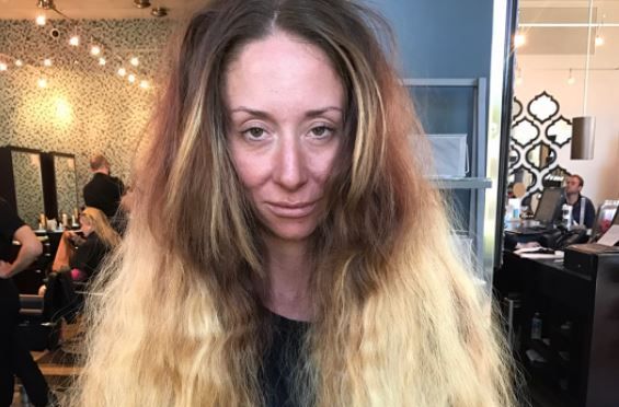 Nu se mai tunsese de ani buni. Cum arata femeia din imagini dupa 7 ore petrecute la salon - FOTO