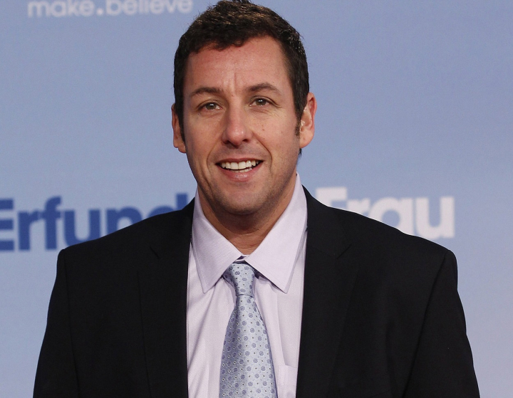 Imbatranit si extrem de nefericit. Adam Sandler a fost surprins complet transformat - FOTO Imbatranit si extrem de nefericit. Adam Sandler a fost surprins complet transformat - FOTO