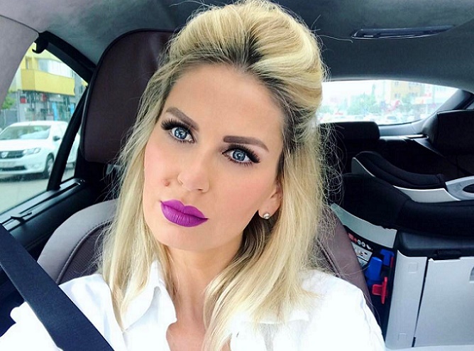 Andreea Banica cucereste privirile barbatilor pe plaja! Vedeta arata spectaculos in costum de baie - FOTO