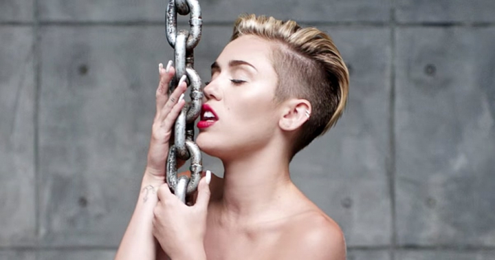 Miley Cyrus, aparitie excentrica! A lasat hainele si a pozat goala - FOTO Miley Cyrus, aparitie excentrica! A lasat hainele si a pozat goala - FOTO