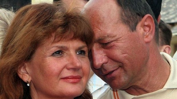 "O pretuiesc mai mult acum, pentru ca atunci nu pricepeam". Traian Basescu a dezvaluit detalii emotionante despre sotie, cele doua fiice si  nepotii pe care ii adora - VIDEO