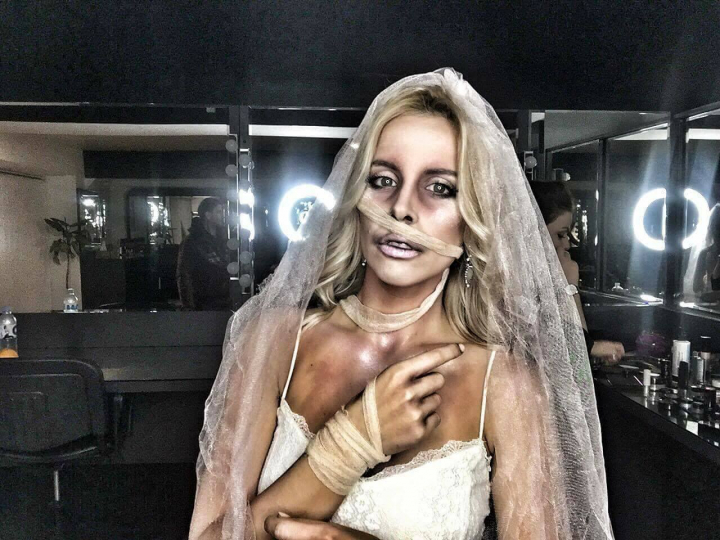Cu greu o recunosti! Silvia Petrov, deghizata intr-o mireasa razbunatoare de Halloween - FOTO