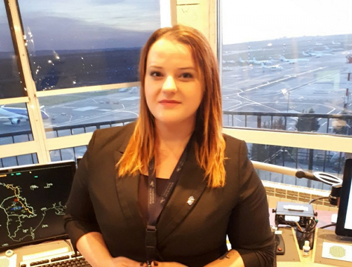 Controlorul de trafic aerian ghideaza cu precautie parcursul aeronavei. Editorul perfecte.md a patruns in turnul de control - VIDEO Controlorul de trafic aerian ghideaza cu precautie parcursul aeronavei. Editorul perfecte.md a patruns in turnul de control - VIDEO
