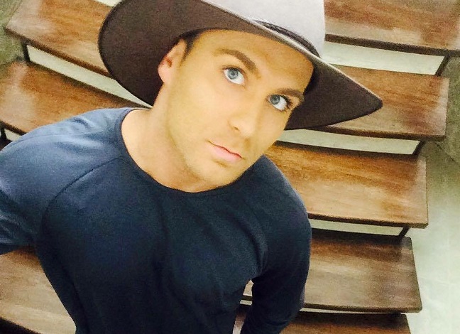 Imaginea care a starnit controverse pe facebook. Ionel Istrati are o sosie care ii seamana leit - VIDEO Imaginea care a starnit controverse pe facebook. Ionel Istrati are o sosie care ii seamana leit - VIDEO