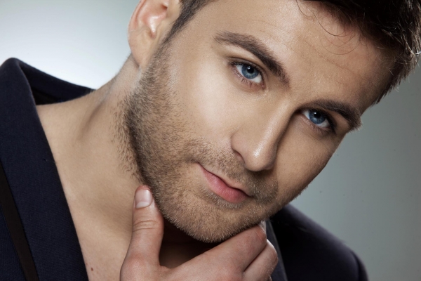 Ionel Istrati, surprins alaturi de doua blonde frumoase! Iata cum isi sarbatoreste ziua de nastere la Paris - FOTO