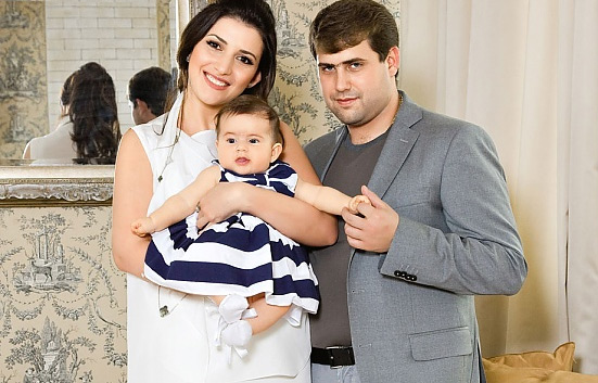 Jasmin si Ilan, impreuna de Craciun. Pictorial de poveste cu familia Shor si noul membru al acesteia - FOTO