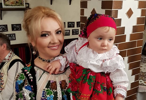 Adriana Ochisanu si-a indeplinit o mare dorinta. Interpreta a plecat intr-o vacanta de vis in Orasul Luminilor - FOTO Adriana Ochisanu si-a indeplinit o mare dorinta. Interpreta a plecat intr-o vacanta de vis in Orasul Luminilor - FOTO