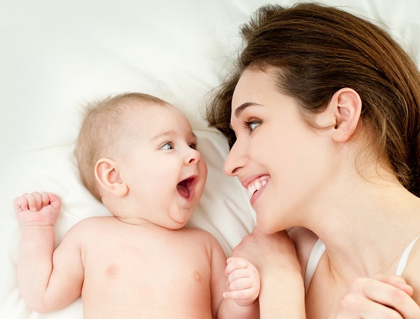 Trucul genial al unei mame pentru a-si opri bebelusul din plans a impresionat internetul. Afla si tu cum iti poti linisti copilul - FOTO Trucul genial al unei mame pentru a-si opri bebelusul din plans a impresionat internetul. Afla si tu cum iti poti linisti copilul - FOTO