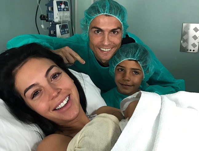 Prima imagine cu chipul fetitei lui Cristiano Ronaldo. Cu cine crezi ca seamana al patrulea copil al fotbalistului? - FOTO Prima imagine cu chipul fetitei lui Cristiano Ronaldo. Cu cine crezi ca seamana al patrulea copil al fotbalistului? - FOTO