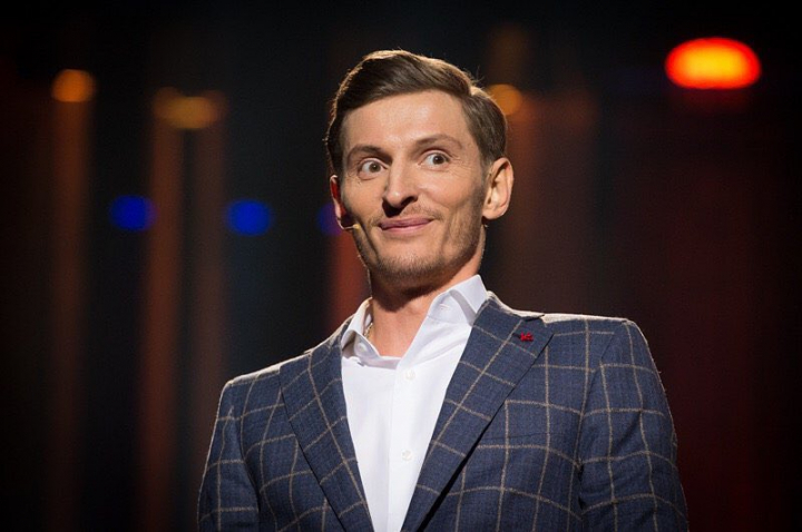 Pavel Volya si-a surprins fanii cu noul sau look. Umoristul s-a tuns chel si a fost comparat cu Fantomas - FOTO Pavel Volya si-a surprins fanii cu noul sau look. Umoristul s-a tuns chel si a fost comparat cu Fantomas - FOTO