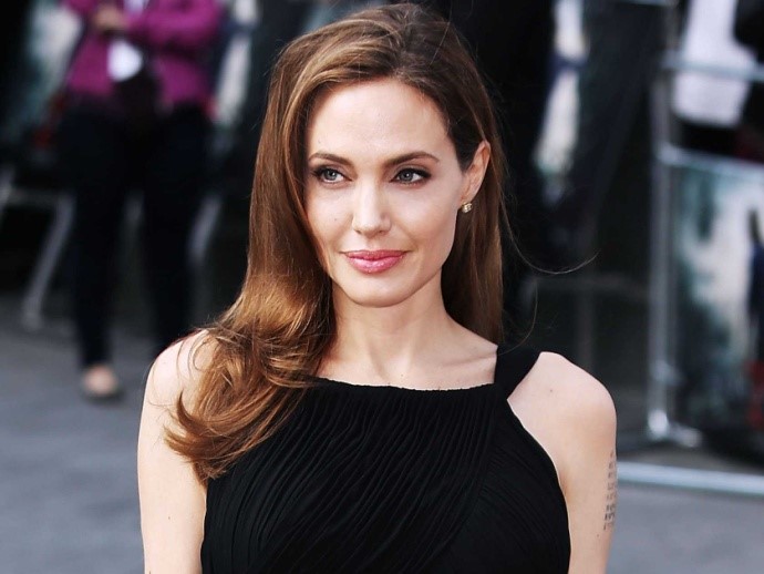 Angelina Jolie are o noua relatie? Se pare ca noul iubit este un producator de film din Cambodgia - FOTO