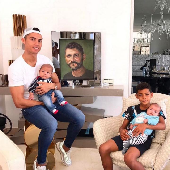 Cristiano Ronaldo traieste intr-o locuinta luxoasa. Copiii lui au caminul perfect - FOTO