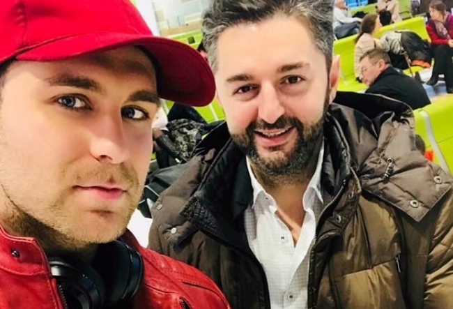 Dupa scandalul in care Adrian Ursu era acuzat ca i-ar fi plagiat videoclipul lui Ionel Istrati, cei 2 artisti au facut pace. De sarbatori au plecat impreuna in SUA Dupa scandalul in care Adrian Ursu era acuzat ca i-ar fi plagiat videoclipul lui Ionel Istrati, cei 2 artisti au facut pace. De sarbatori au plecat impreuna in SUA