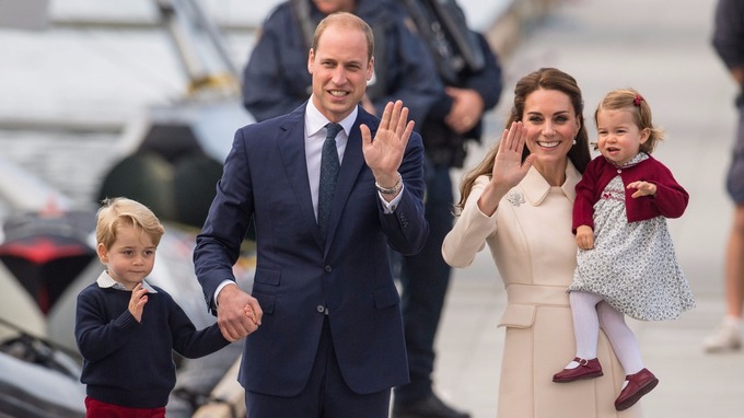 Kate Middleton, imbracata in roz. Sa fie un semn in legatura cu sexul bebelusului numarul 3? - FOTO