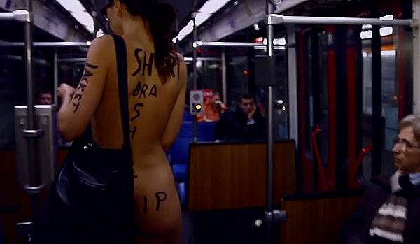 Asa ceva la noi n-o sa vezi: a urcat GOALA in tren la o ora de varf - FOTO