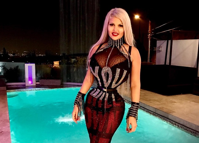 Si-a inlaturat 4 coaste pentru a avea o talie de viespe. Cum arata Sophia Vegas inainte de operatie - FOTO