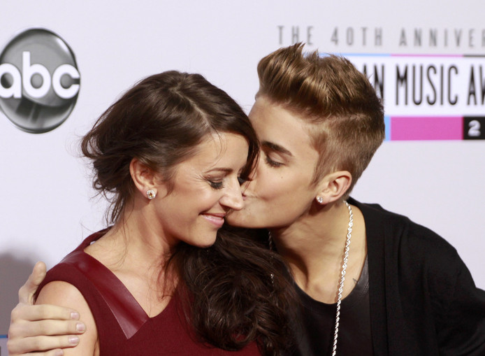Justin Bieber are o mama extrem de sexy. Este o femeie foarte tanara si faimoasa in Canada - FOTO