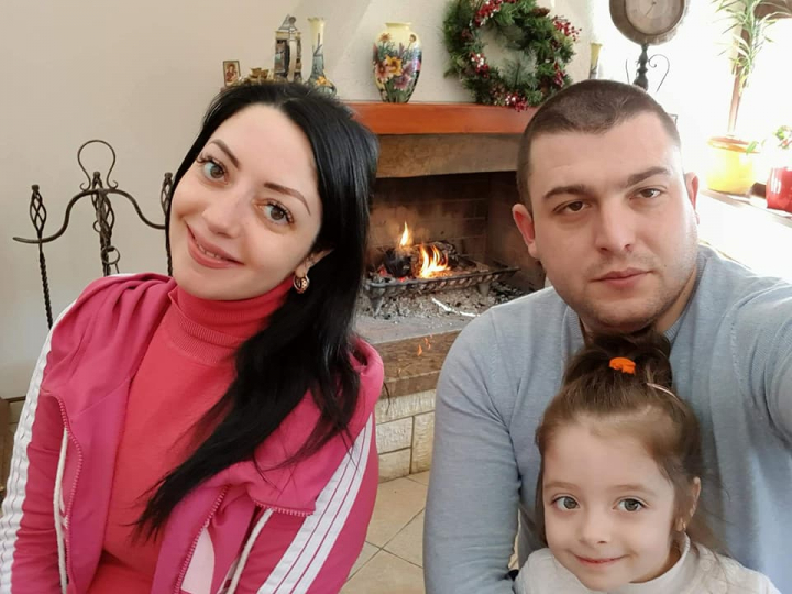 "Prima vacanta si prima lectie de schi a Evelinei". Mariana Sura, escapada de vis la munte, impreuna cu actualul sot si fiica sa - FOTO "Prima vacanta si prima lectie de schi a Evelinei". Mariana Sura, escapada de vis la munte, impreuna cu actualul sot si fiica sa - FOTO