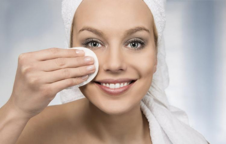Totul despre apa micelara. Care sunt beneficiile si cum actioneaza aceasta - FOTO Totul despre apa micelara. Care sunt beneficiile si cum actioneaza aceasta - FOTO