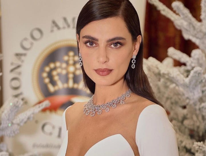 Catrinel Menghia, coplesitoare in Paris. Modelul roman s-a remarcat cu un decolteu ravasitor - FOTO