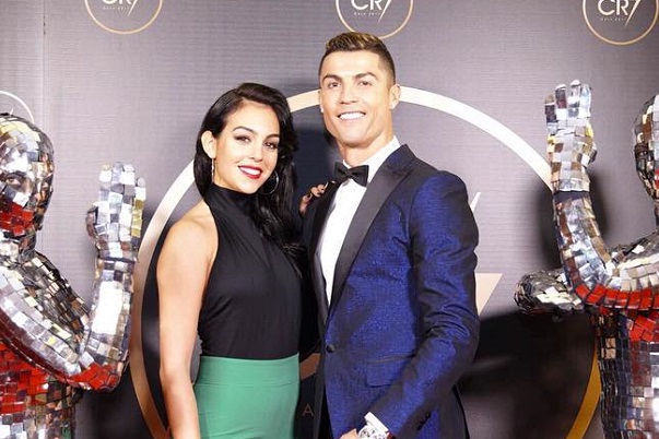 Imagini adorabile cu gemenii lui Cristiano Ronaldo. Vezi ce mult au crescut micutii - FOTO Imagini adorabile cu gemenii lui Cristiano Ronaldo. Vezi ce mult au crescut micutii - FOTO