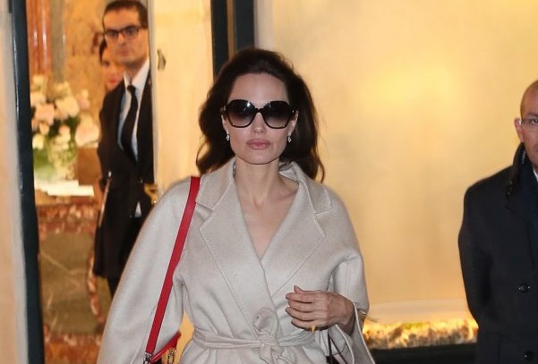 Angelina Jolie a facut senzatie pe strazile Parisului. Actrita a starnit admiratia tuturor - FOTO