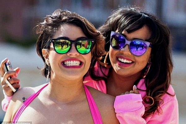 Si grasutele pot fi sexy! O bloggerita supraponderala a lansat o colectie de costume de baie si s-a POZAT in ele Si grasutele pot fi sexy! O bloggerita supraponderala a lansat o colectie de costume de baie si s-a POZAT in ele