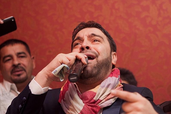 Florin Salam a scapat microfonul cand a vazut cum fac nunta romii din Moldova - VIDEO Florin Salam a scapat microfonul cand a vazut cum fac nunta romii din Moldova - VIDEO