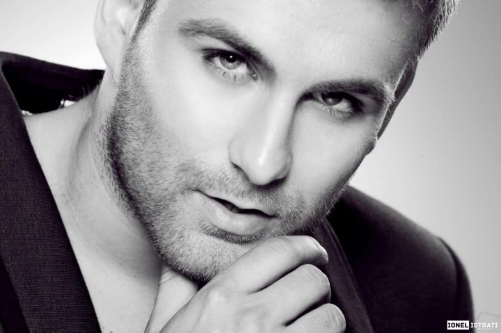 Atingeri lascive si miscari de dans senzuale! Ionel Istrati si-a facut de cap alaturi de doua femei - VIDEO Atingeri lascive si miscari de dans senzuale! Ionel Istrati si-a facut de cap alaturi de doua femei - VIDEO