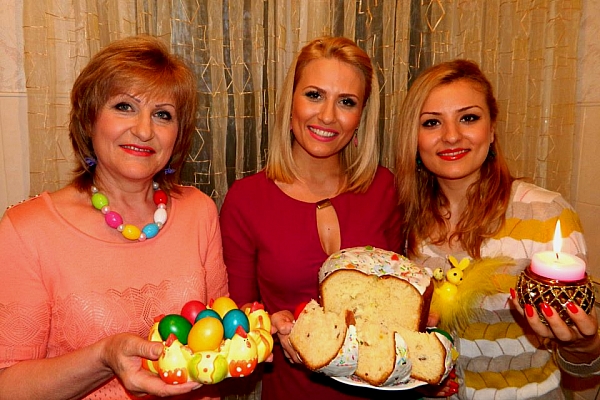 Cu oua rosii si intamplari haioase la biserica! Cum au intalnit vedetele autohtone Invierea - FOTO