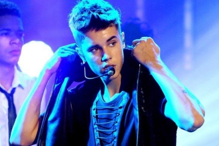 Atacat pe scena chiar in timpul concertului! Ce a patit Justin Bieber in Dubai - VIDEO