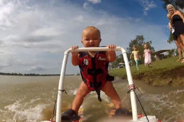Are doar 7 luni, dar face ski nautic! Imagini incredibile - VIDEO Are doar 7 luni, dar face ski nautic! Imagini incredibile - VIDEO