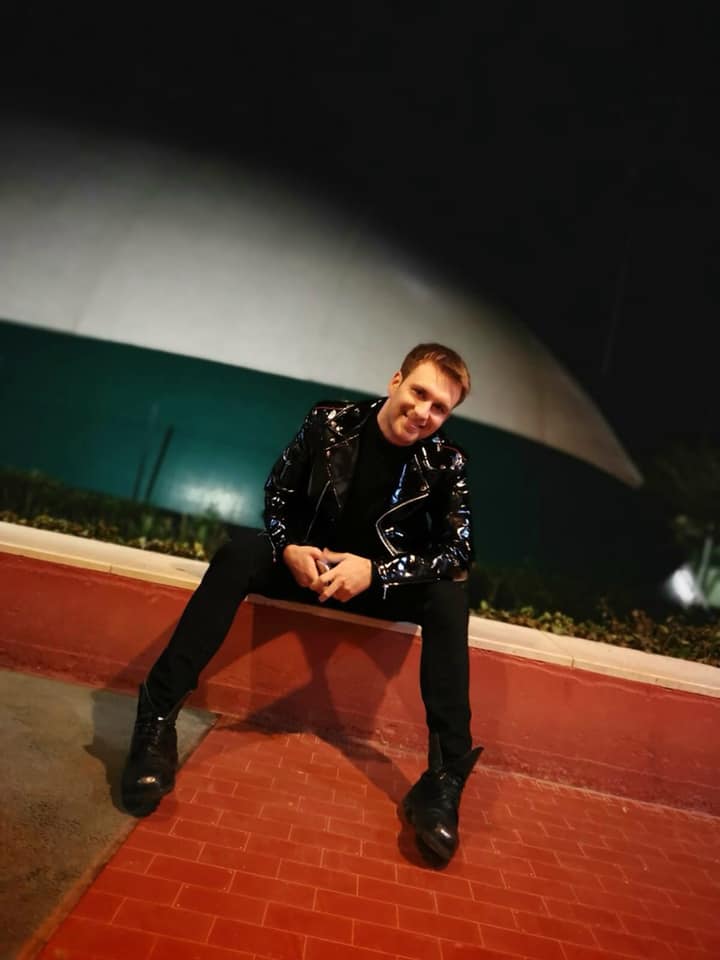 Ionel Istrati - de nerecunoscut! Interpretul a fost surprins dansand excentric cu doua femei - VIDEO Ionel Istrati - de nerecunoscut! Interpretul a fost surprins dansand excentric cu doua femei - VIDEO