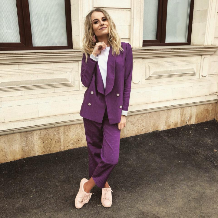 Un an plin de culoare, din cap pana in picioare! Designerul Valeria Cantir iti dezvaluie cum iti asortezi cromatic tinuta - VIDEO Un an plin de culoare, din cap pana in picioare! Designerul Valeria Cantir iti dezvaluie cum iti asortezi cromatic tinuta - VIDEO