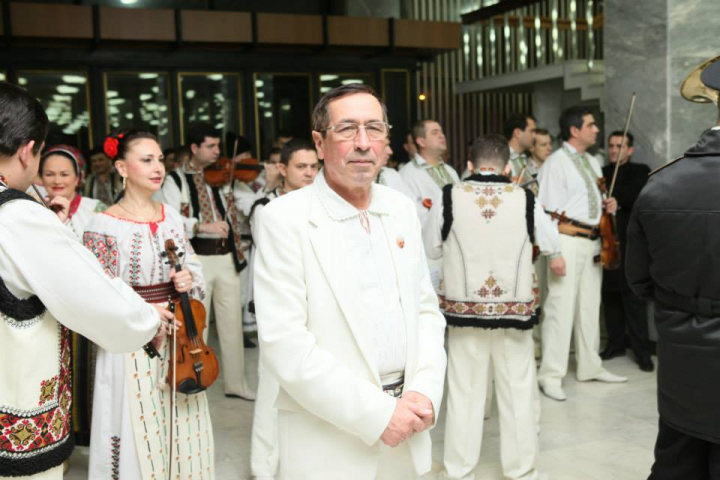 La 66 de ani e din nou tatic! Vezi cine este artistul de la noi care dirijeaza orchestra cu copilul de nici un anisor in brate - VIDEO