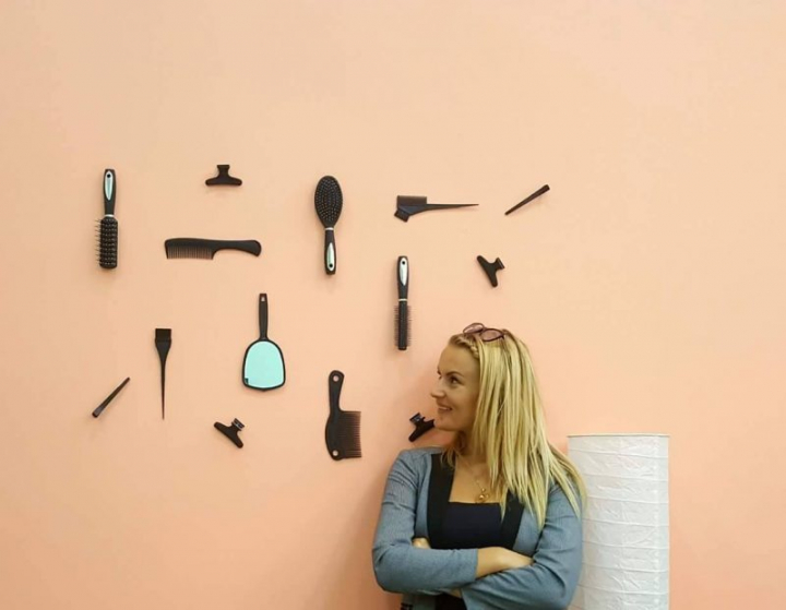 Hair stylistul, Doinela Cecan, a realizat o transformare spectaculoasa! O tanara mamica din capitala a renuntat la parul lung, in favoarea tunsorii bob. Tu ai avea acest curaj? - VIDEO