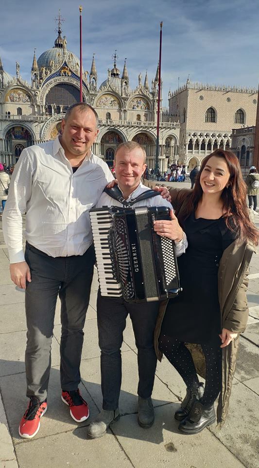 Locuiesc intr-o casa, dar mai ca nici nu se vad! Catalin Advahov, despre tatal sau: "Cand a fost plecat, parca nici nu i-am simtit lipsa" - VIDEO Locuiesc intr-o casa, dar mai ca nici nu se vad! Catalin Advahov, despre tatal sau: "Cand a fost plecat, parca nici nu i-am simtit lipsa" - VIDEO