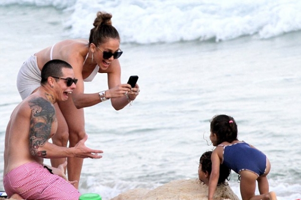 Ca doua picaturi de apa: Jennifer Lopez si soacra sa, sexy pe plajele din Florida! Ca doua picaturi de apa: Jennifer Lopez si soacra sa, sexy pe plajele din Florida!