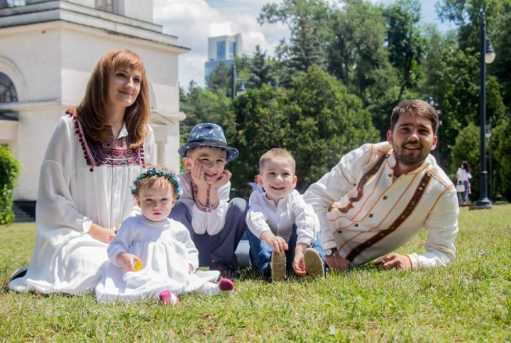 "Sotia lucreaza, iar eu stau acasa cu copiii..." Cunoaste-i pe Ion si Alina Andronache, o familie nonconformista - VIDEO
