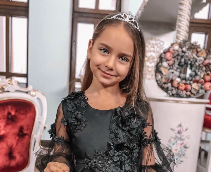 La multi ani, Amelia Uzun! Fetita cu glas de privighetoare si chip de ingeras implineste astazi 9 anisori - VIDEO La multi ani, Amelia Uzun! Fetita cu glas de privighetoare si chip de ingeras implineste astazi 9 anisori - VIDEO