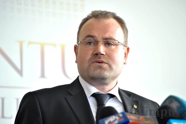 Raritati si piese de anticariat! Ce comori ascunde Mihai Godea in biroul parlamentului - VIDEO Raritati si piese de anticariat! Ce comori ascunde Mihai Godea in biroul parlamentului - VIDEO