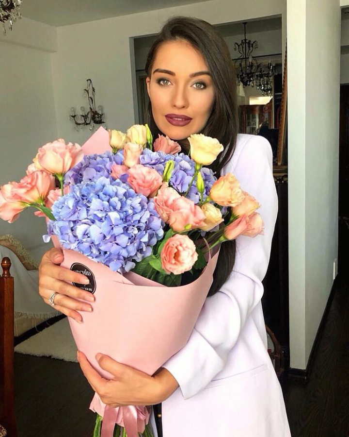 De Valentine\'s Day, Hellen Monroe a primit in dar un bolid de lux de la sotul ei! Vezi noua bijuterie pe patru roti a bloggeritei - FOTO De Valentine\'s Day, Hellen Monroe a primit in dar un bolid de lux de la sotul ei! Vezi noua bijuterie pe patru roti a bloggeritei - FOTO