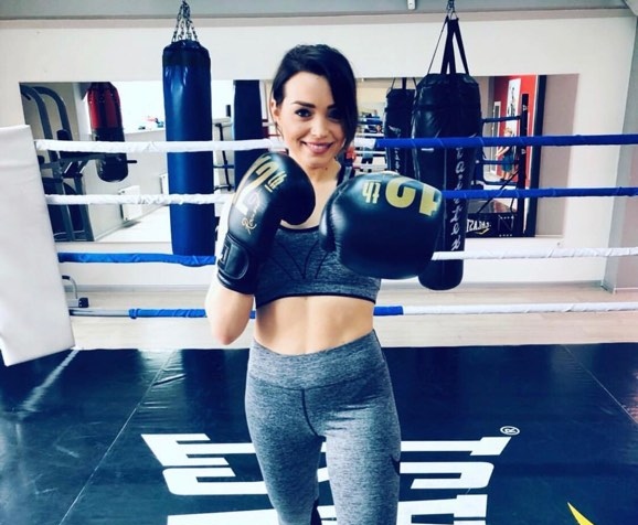 Kornelia Stefanet - o luptatoare de box sexy si curajoasa! "Invat sa capat rezistenta, ceea ce lipseste atunci cand avem cate 4-5 concerte." - VIDEO