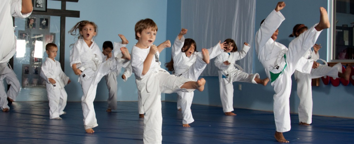 Au intre 5 si 9 ani, dar fac performante in taekwondo. Vezi de ce e bine ca micutul tau sa practice un astfel de sport - VIDEO