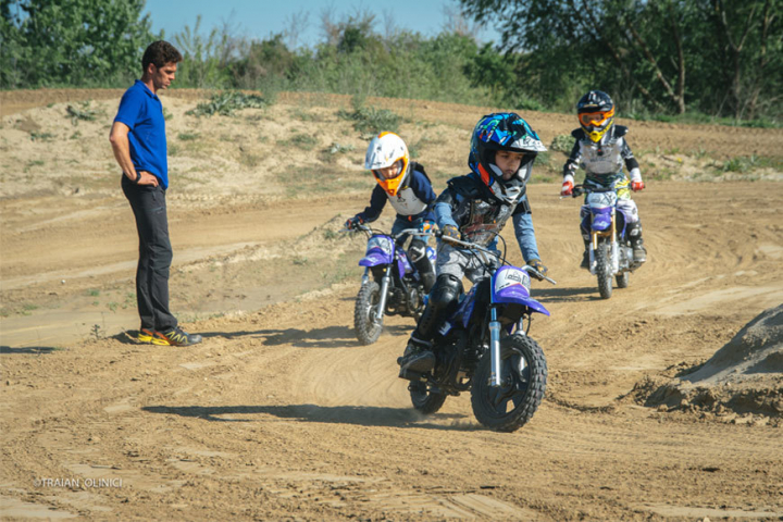 Au doar 6 ani, dar deja practica unul dintre cele mai periculoase sporturi. Vezi cum "imblanzesc" micutii motocicletele - VIDEO