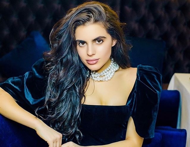 Mai rar vezi asa ceva! Diana Brescan a aparut cu o gaina pe covorul rosu - FOTO Mai rar vezi asa ceva! Diana Brescan a aparut cu o gaina pe covorul rosu - FOTO